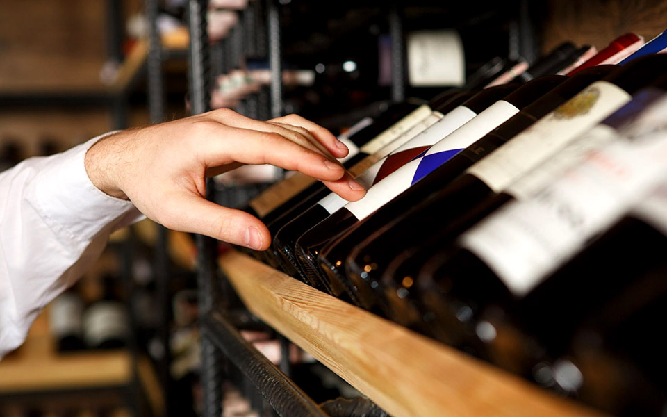 πώς-επιλέγουμε-κρασί-στην-κάβα-2320153