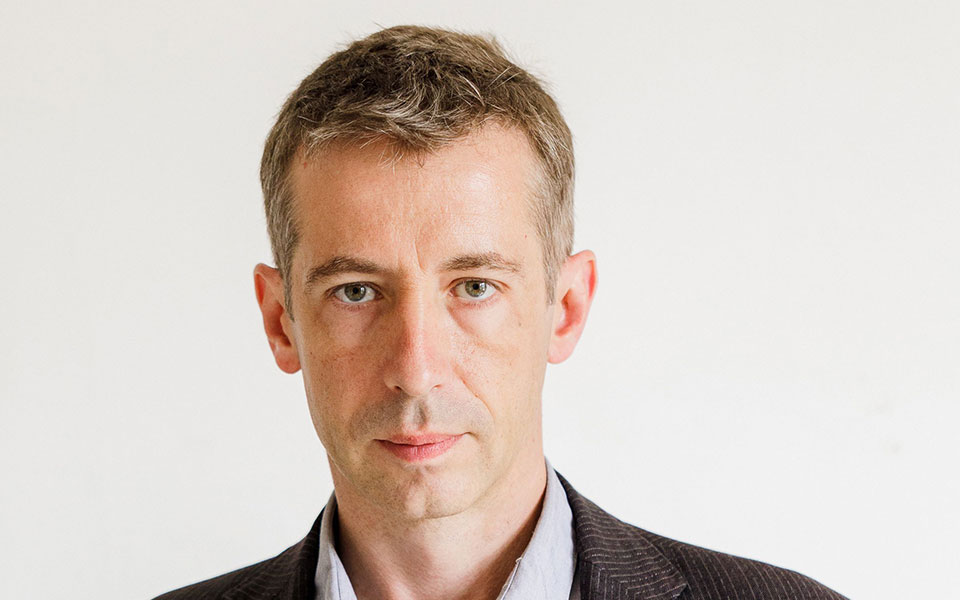 στον-συγγραφέα-μάικλ-χιουζ-για-το-βιβλ-2322342