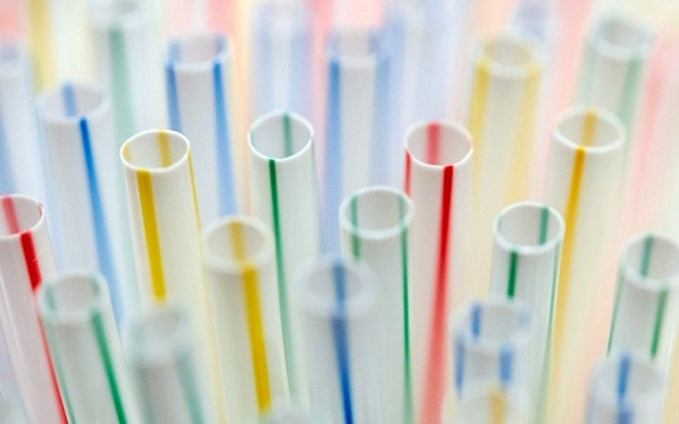 ο-καναδάς-βάζει-τέλος-στα-πλαστικά-μία-2321621