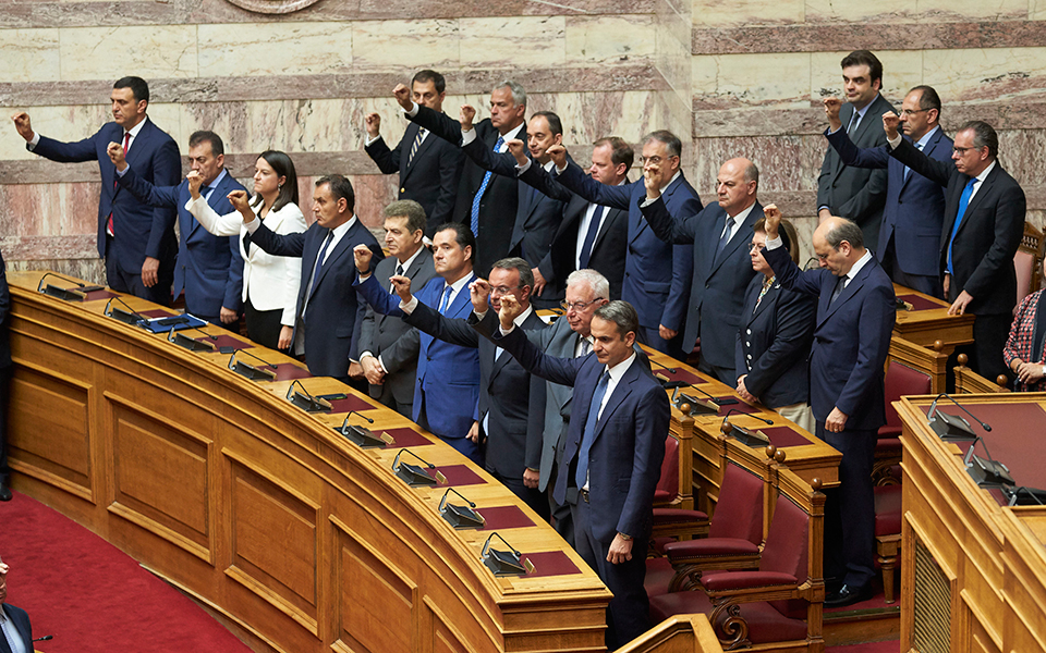 τα-πρώτα-βήματα-στη-βουλή-μετά-την-ορκω-2328668