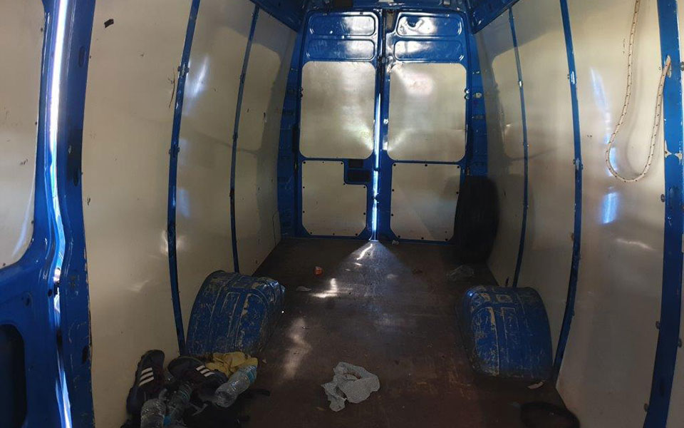 ανήλικοι-μετανάστες-στοιβαγμένοι-σε-2330497