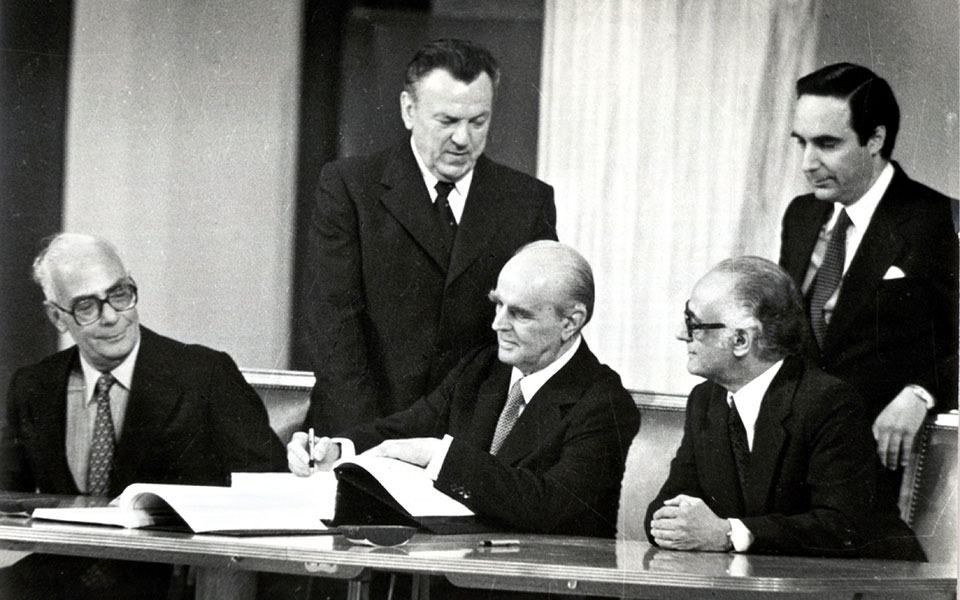 οι-απροσδόκητες-εκμυστηρεύσεις-2326292