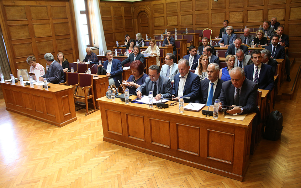 το-παρασκήνιο-της-πρώτης-ημέρας-στη-βο-2330421