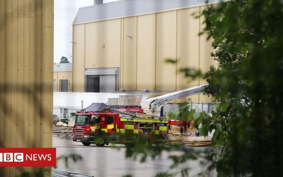 στις-φλόγες-το-στούντιο-της-warner-bros-στο-λονδ-2327549