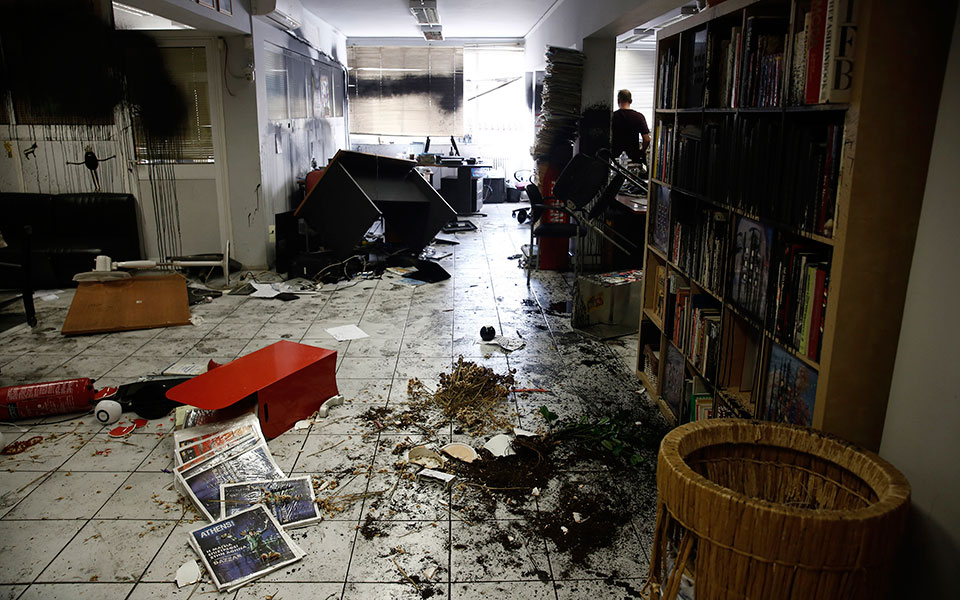 επίθεση-ρουβίκωνα-στην-athens-voice-κατέστρ-2326266