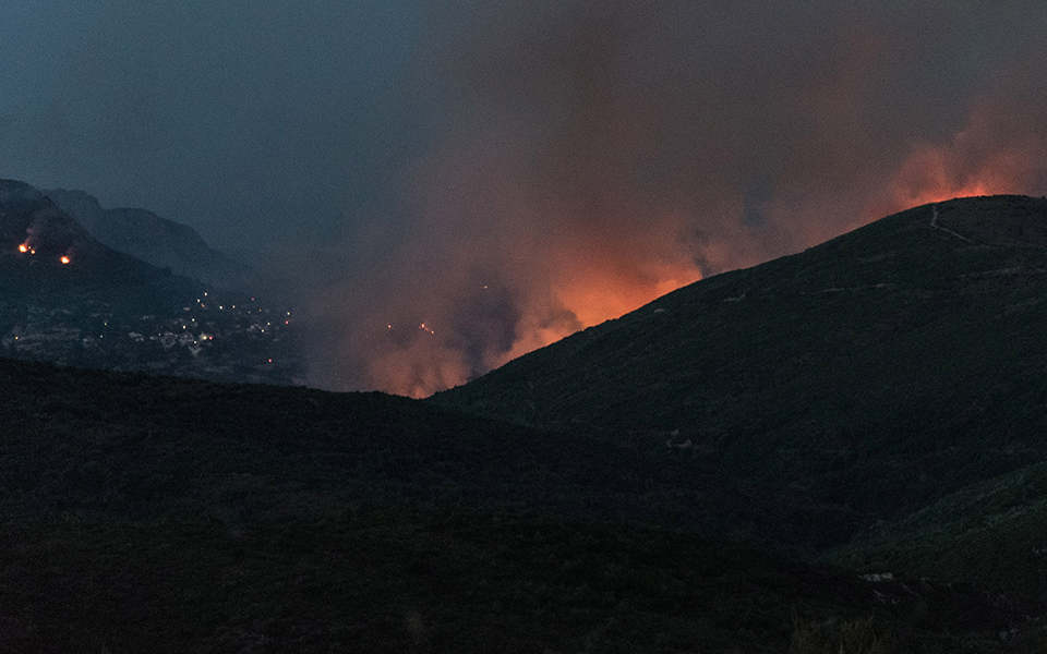 μάχη-με-τις-φλόγες-για-δεύτερη-νύχτα-στ-2326535