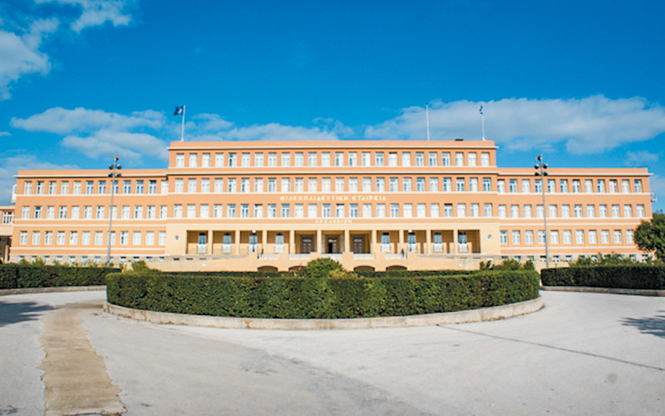 περνώντας-με-συγκίνηση-την-πύλη-του-αρ-2327281