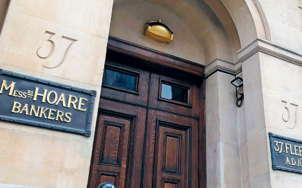 η-τράπεζα-της-τζέιν-οστιν-και-του-λόρδο-2326158