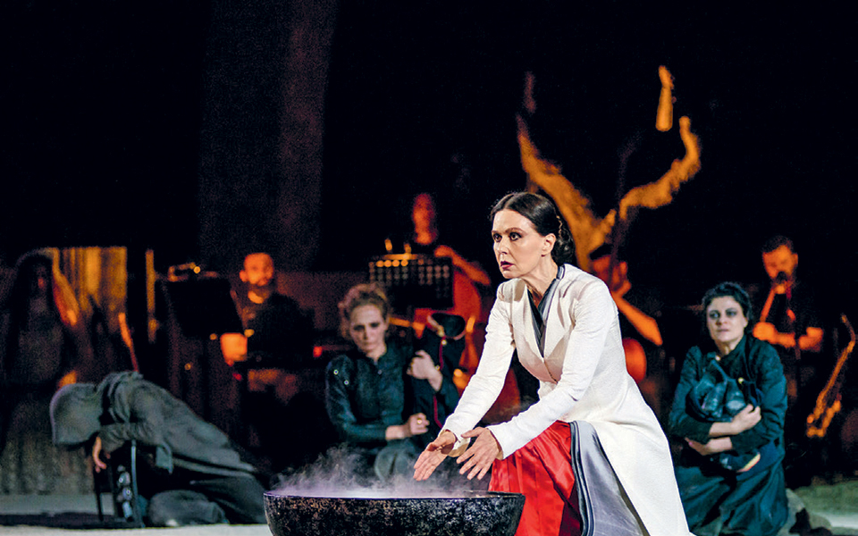 ικέτιδες-ανάμεσα-στην-ύβριν-και-το-π-2326800