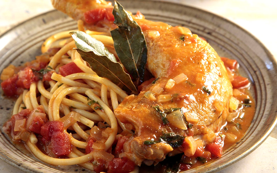 κοτόπουλο-κοκκινιστό-με-χοντρά-μακαρ-2327110