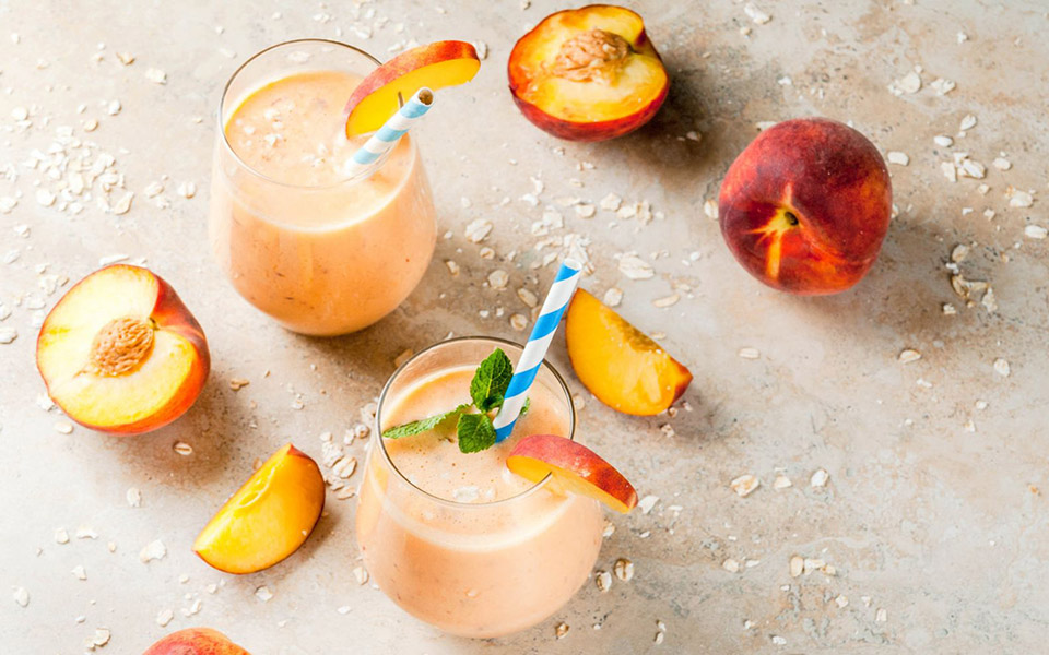 σμούθι-με-ροδάκινα-μάνγκο-και-γιαούρτ-2330564