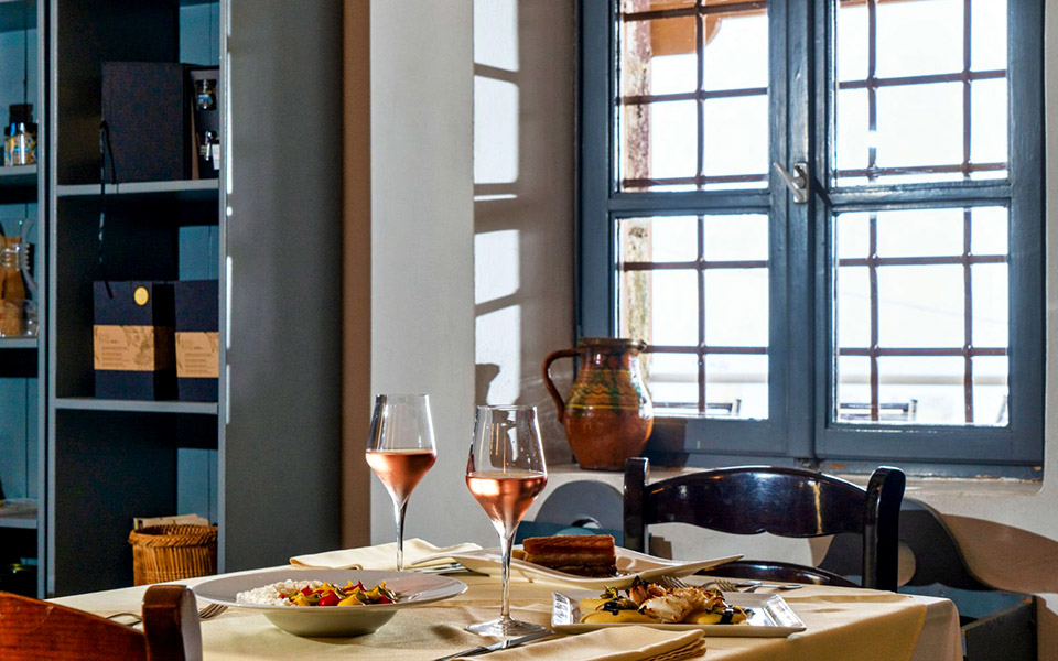 selene-meze-and-wine-2325007