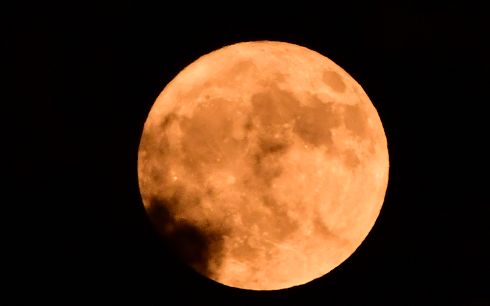 πανσέληνος-και-μερική-έκλειψη-σελήνη-2327193