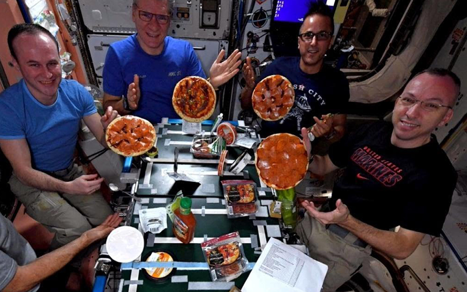 πίτσα-πεπερόνι-στο-διάστημα-2329017