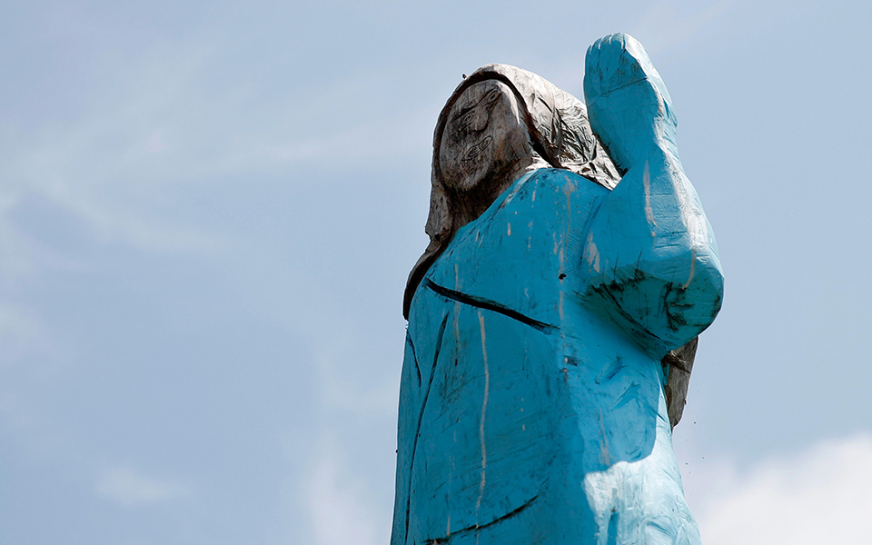 το-περίεργο-ξύλινο-άγαλμα-της-μελάνια-2327091