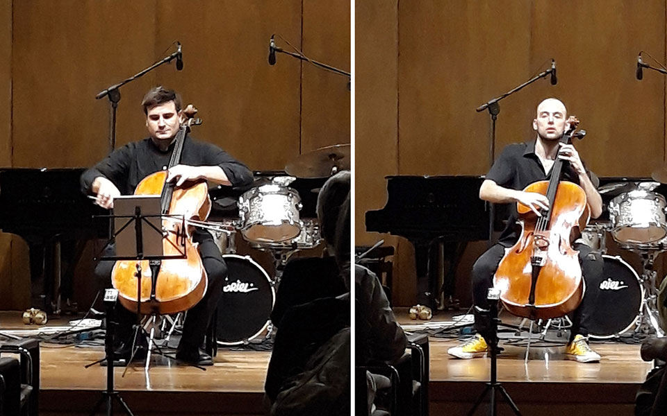 δύο-νέοι-τσελίστες-σε-ένα-πολλαπλά-ενδ-2334102