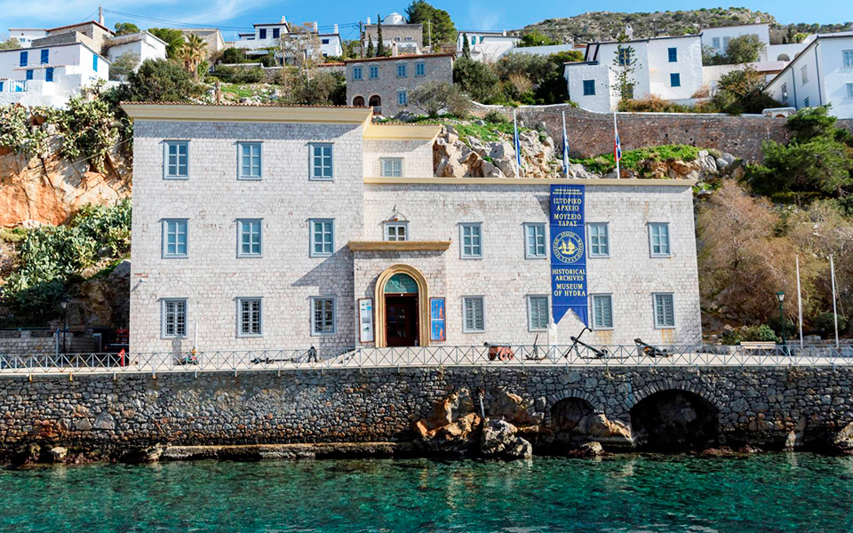 οι-δύο-ζωντανές-καρδιές-της-υδρας-2333754