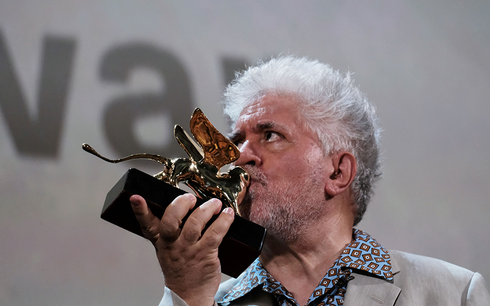 mε-τον-χρυσό-λέοντα-τιμήθηκε-ο-πέδρο-αλμ-2334974