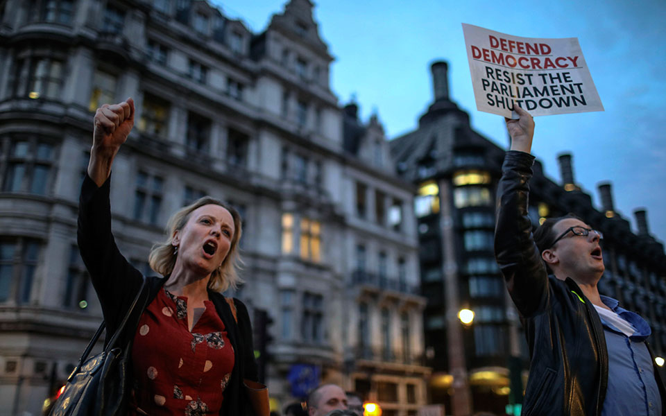 βρετανία-ένα-εκατ-υπογραφές-κατά-της-α-2334809