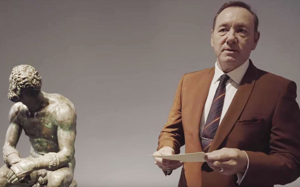 ο-κέβιν-σπέισι-απαγγέλλει-ποίηση-σε-μο-2331455