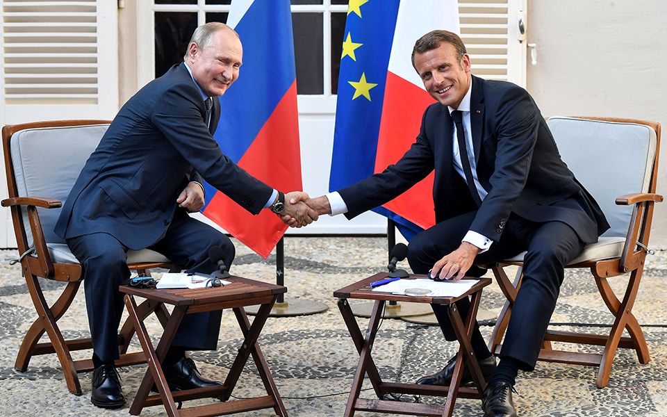 πούτιν-σε-μακρόν-δεν-θέλουμε-κίτρινα-2333519