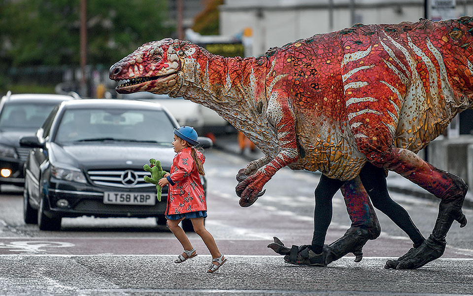 ένας-δεινόσαυρος-πάει-στο-θέατρο-2332169