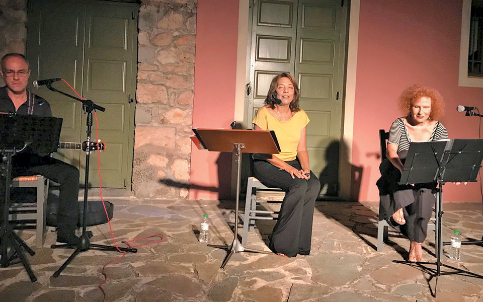 μια-θερμή-παρηγορητική-αγκαλιά-οι-φί-2331606