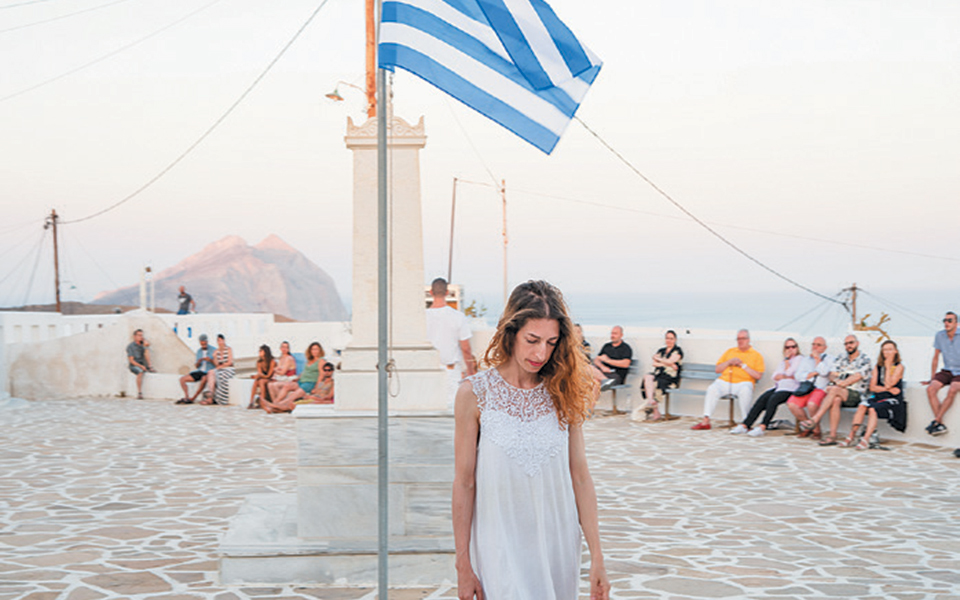 ενα-εικαστικό-phenomenon-στην-ανάφη-που-εμφανί-2332368