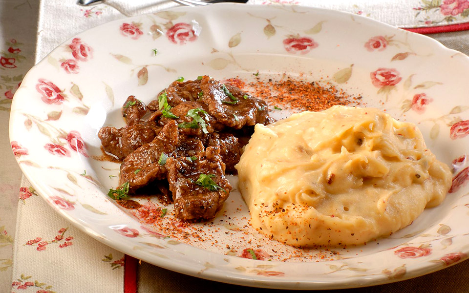 γλυκόξινο-μοσχάρι-με-πικάντικο-πουρέ-2334945