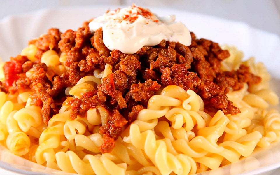 ζυμαρικά-με-κιμά-και-σκορδάτο-γιαούρτ-2334421