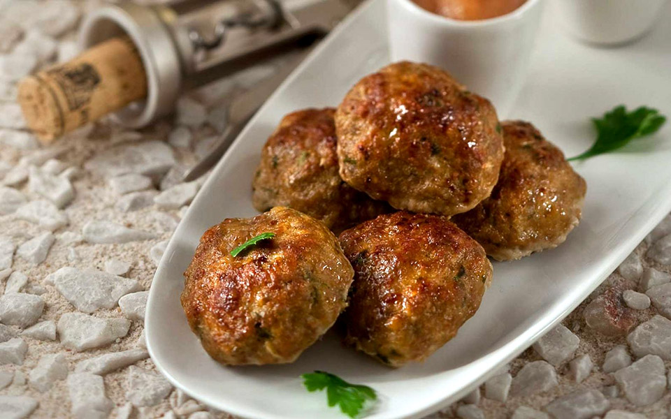 χοιρινά-κεφτεδάκια-με-κρασάτη-σάλτσα-2332959