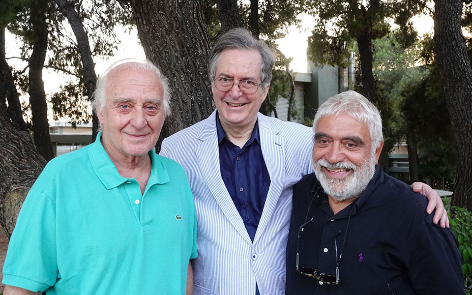 ενας-χιονάνθρωπος-εμφανίζεται-μέσα-σ-2334237