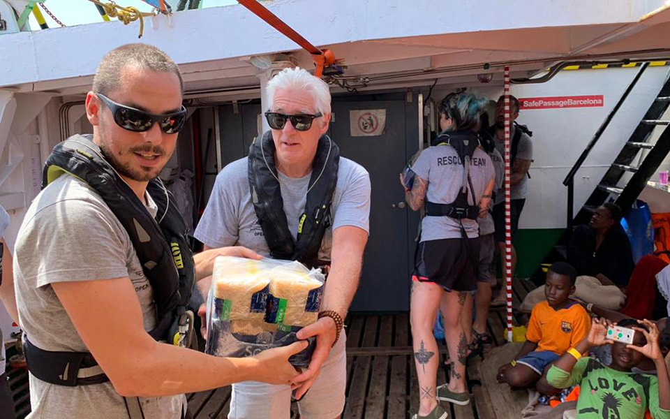 o-ρίτσαρντ-γκιρ-σε-πλοίο-με-μετανάστες-α-2332247