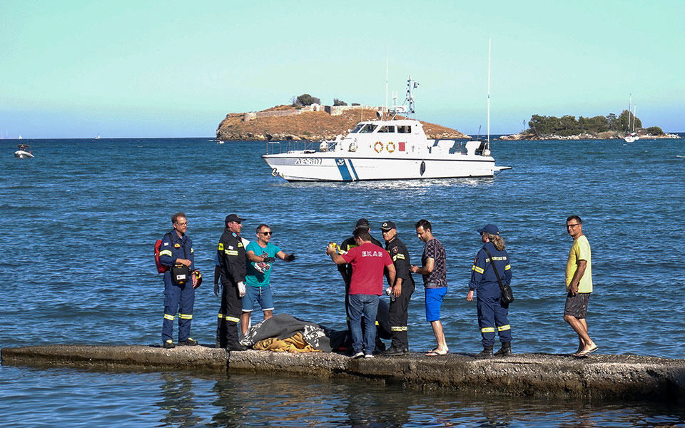 πτώση-ελικοπτέρου-ανοιχτά-του-πόρου-μ-2333662