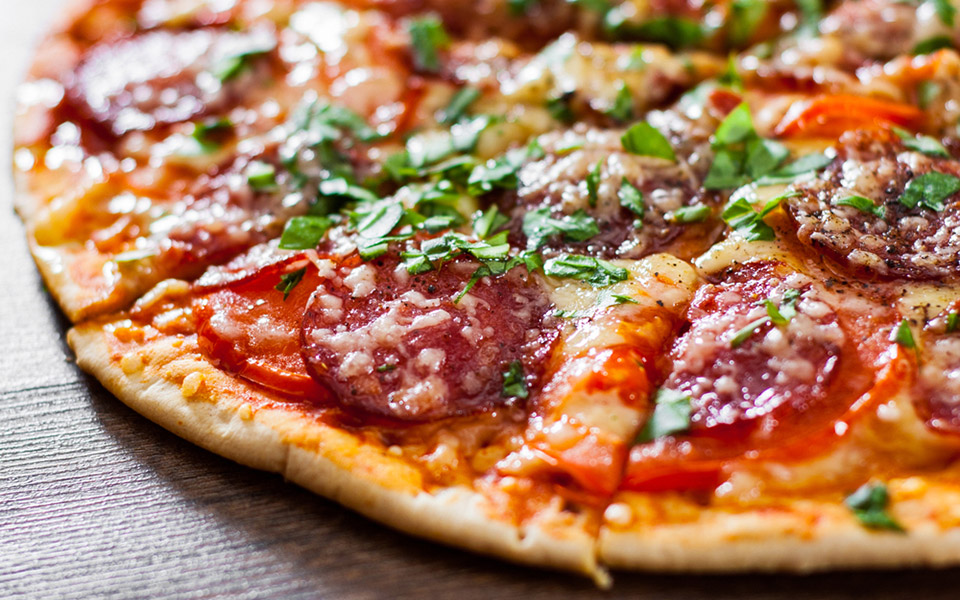 εύκολη-πίτσα-με-λουκάνικο-ντοματίνια-2331680