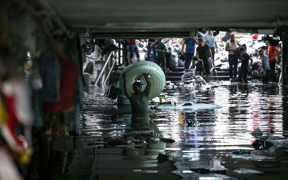 σφοδρή-καταιγίδα-πλημμύρισε-το-μεγάλ-2333341