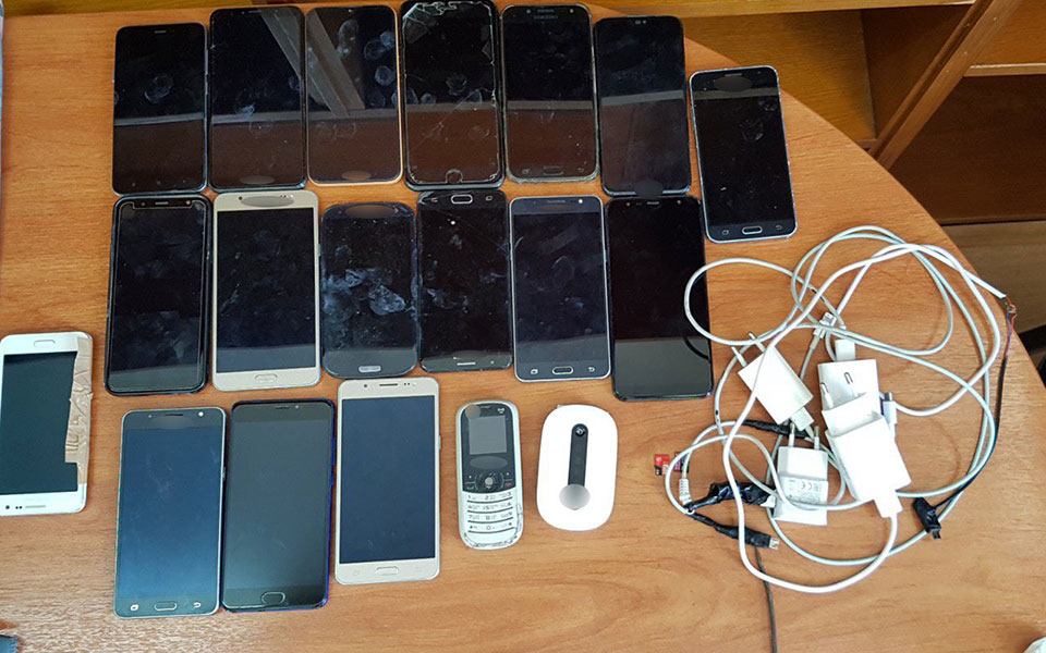 ναρκωτικά-κινητά-και-αυτοσχέδια-μαχα-2339297