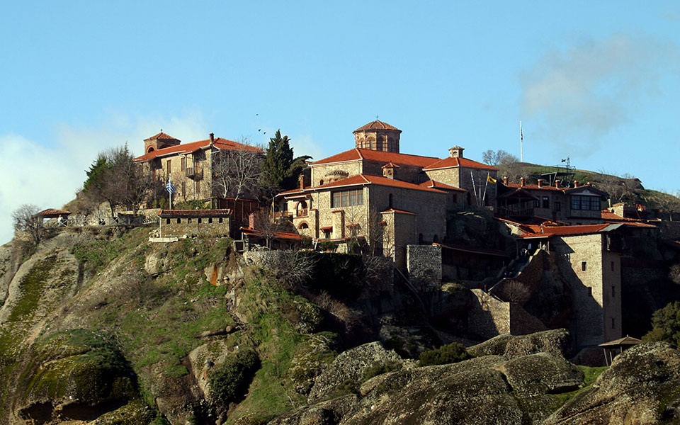 βράχος-μεταξύ-ουρανού-και-γης-2336148