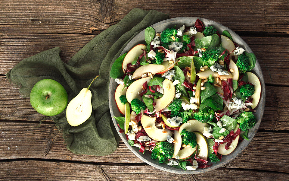 σαλάτα-με-φρούτα-μπρόκολο-και-σάλτσα-ρ-2339323