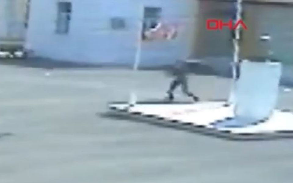 ανήλικος-κατέβασε-την-τουρκική-σημαί-2337067