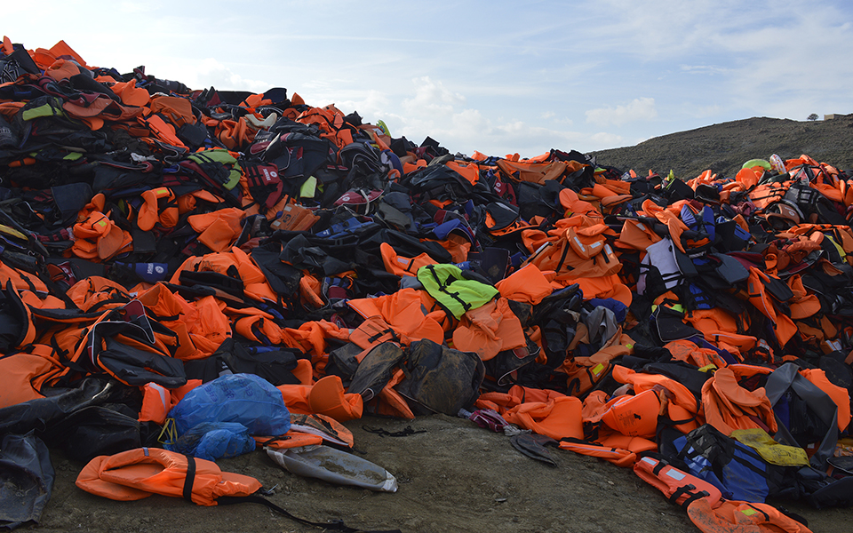 χιλιάδες-πορτοκαλί-σωσίβια-και-πλαστ-2338257