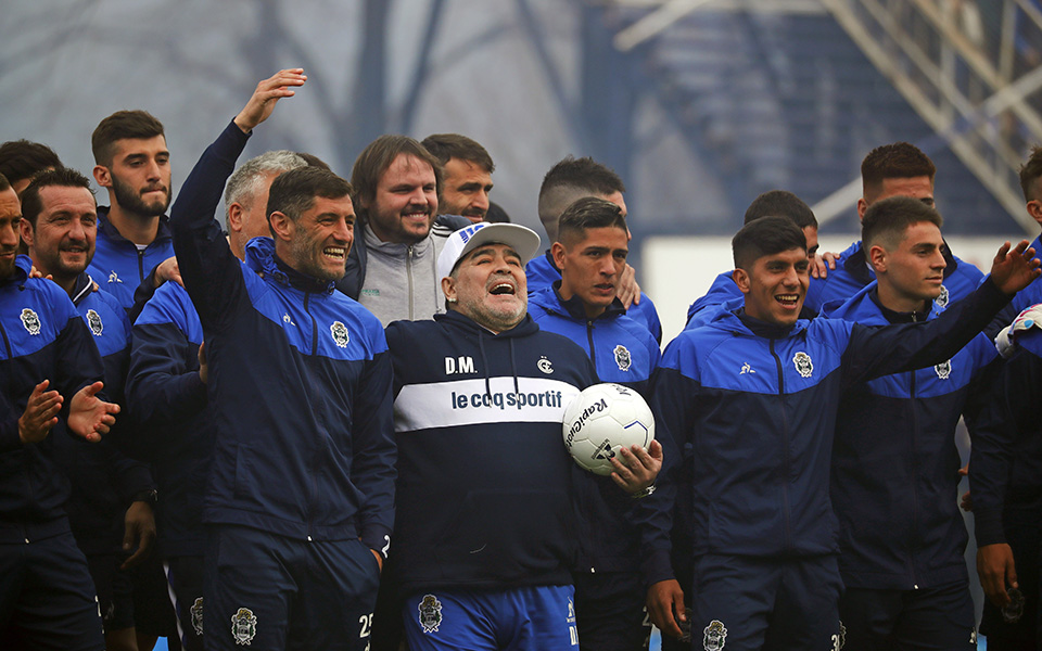 αποθέωση-του-μαραντόνα-από-τους-οπαδο-2336480