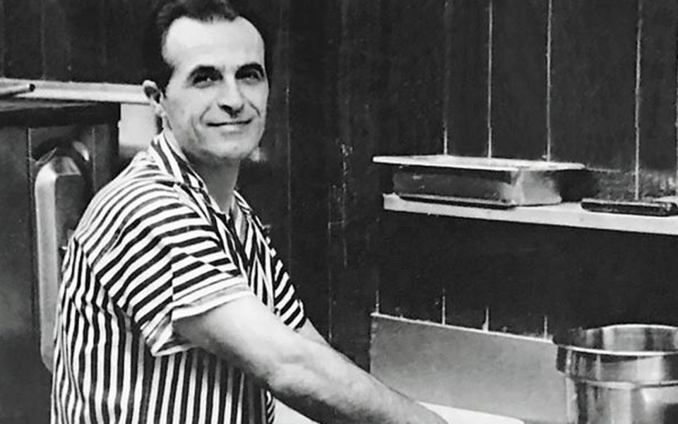 οι-ελληνες-που-έφαγαν-ψωμί-ταΐζοντας-τ-2337494