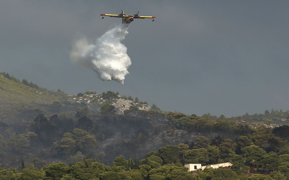 σε-ύφεση-η-πυρκαγιά-στη-νέα-μάκρη-σ-2335888