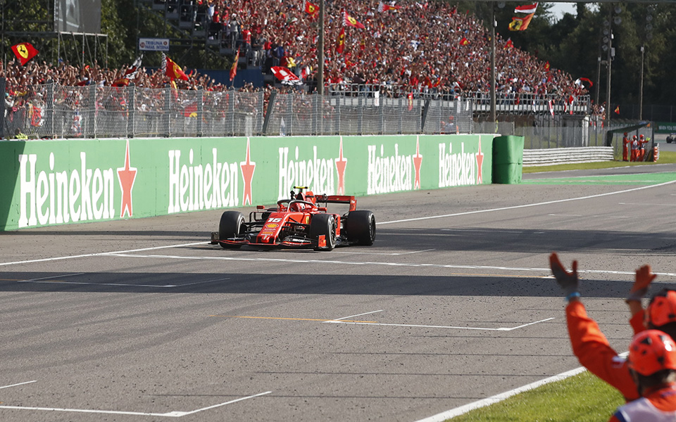 καίγεται-η-μόντσα-πρώτος-τίτλος-της-f-2336468