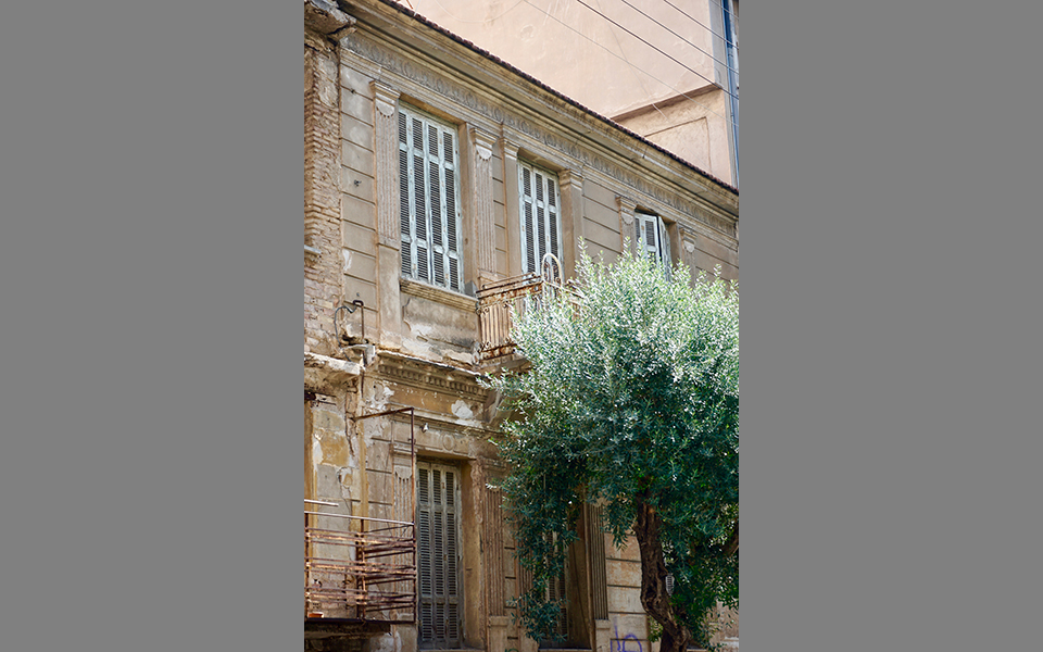 ο-ίσκιος-των-παλιών-σπιτιών-στην-καλλι-2337124