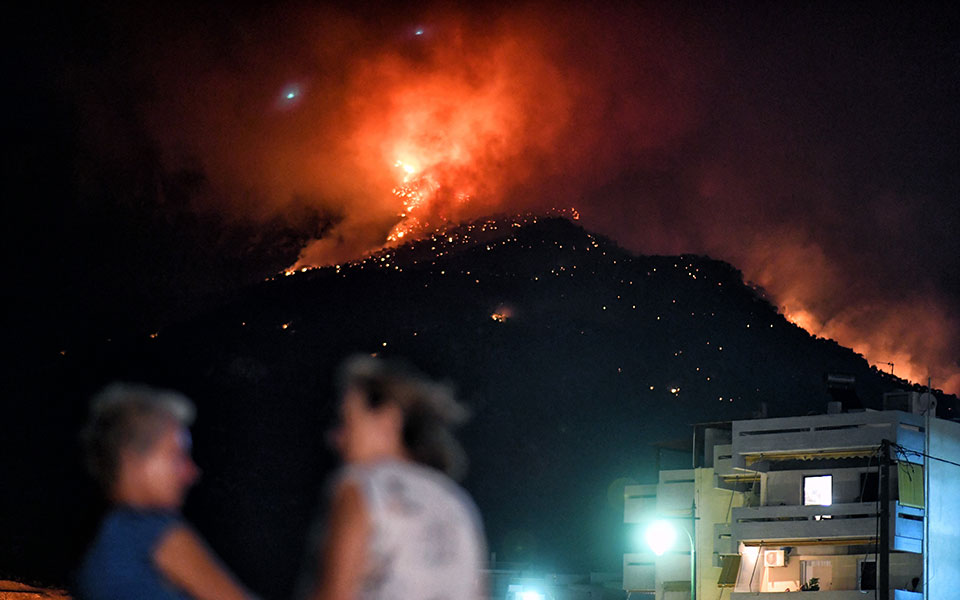 ολονύχτια-μάχη-με-τις-φλόγες-στο-λουτρ-2337550