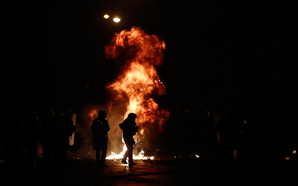 επίθεση-με-μολότοφ-τη-νύχτα-στα-εξάρχε-2339769