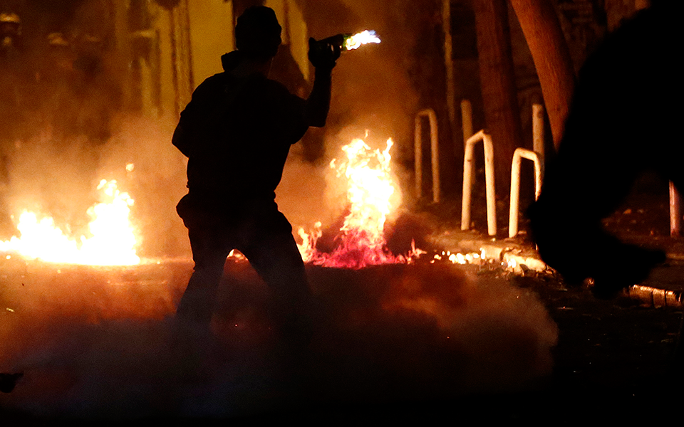 επίθεση-με-μολότοφ-στο-αστυνομικό-τμή-2337387