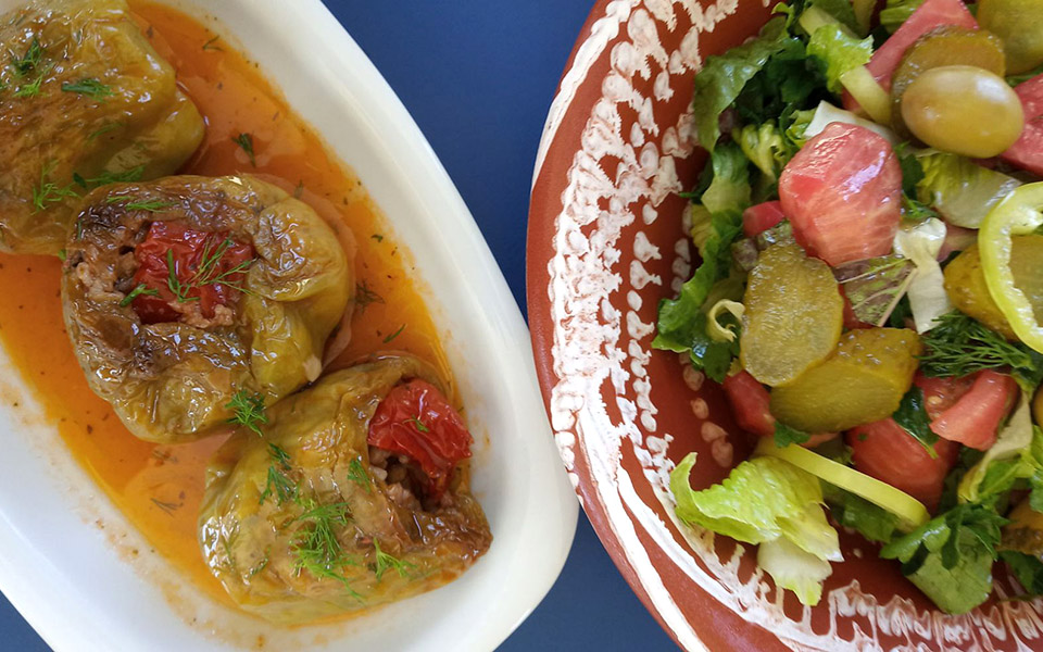 σμύρνη-στη-λέσβο-με-την-εύα-και-τον-σ-2336094